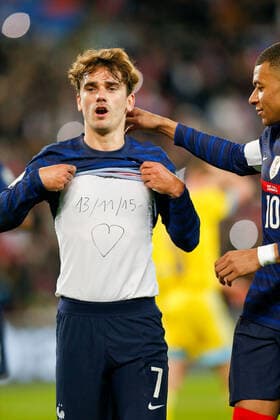 Paris, 13. November 2021, Europa WM Qualifiers Katar 2022 Frankreich - Kasachstan v.l., Antoine Griezmann (FFF Frankreich) und Kylian MbappÃ (FFF Frankreich) Torjubel, Goal celebration, celebrate the goal mit Aufschrift 13.November 2015, ein Herz Copyright: AntonioxBorga