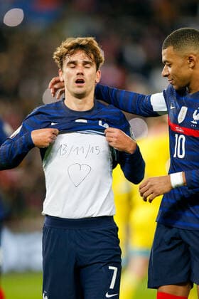 Paris, 13. November 2021, Europa WM Qualifiers Katar 2022 Frankreich - Kasachstan v.l., Antoine Griezmann (FFF Frankreich) und Kylian MbappÃ (FFF Frankreich) Torjubel, Goal celebration, celebrate the goal mit Aufschrift 13.November 2015, ein Herz Copyright: AntonioxBorga