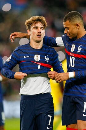 Paris, 13. November 2021, Europa WM Qualifiers Katar 2022 Frankreich - Kasachstan v.l., Antoine Griezmann (FFF Frankreich) und Kylian MbappÃ (FFF Frankreich) Torjubel, Goal celebration, celebrate the goal mit Aufschrift 13.November 2015, ein Herz Copyright: AntonioxBorga