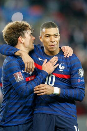 Paris, 13. November 2021, Europa WM Qualifiers Katar 2022 Frankreich - Kasachstan v.l., Antoine Griezmann (FFF Frankreich) und Kylian MbappÃ (FFF Frankreich) Torjubel, Goal celebration, celebrate the goal Copyright: AntonioxBorga