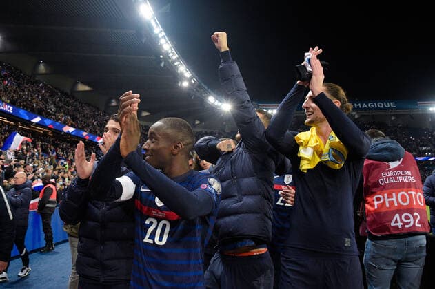 Supporters de l equipe de France - ambiance - Moussa Diaby ( 20 - France ) - Lucas Hernandez ( 21 - France ) - Adrien Rabiot ( 14 - France ) - FOOTBALL : France vs Kazakhstan - Qualification coupe du monde - Paris - 13 11 2021 FedericoPestellini Panoramic 