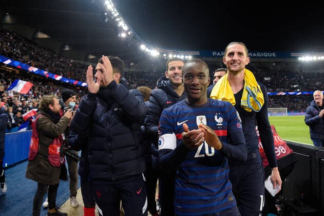 Fin du match - Supporters de l equipe de France - ambiance - Moussa Diaby ( 20 - France ) - Adrien Rabiot ( 14 - France ) - FOOTBALL : France vs Kazakhstan - Qualification coupe du monde - Paris - 13 11 2021 FedericoPestellini Panoramic 