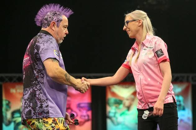 Sport Themen der Woche KW45 Sport Bilder des Tages Darts Grand Slam of Darts 2021 PDC Peter Wright beats Fallon Sherrock in their group match during the 2021 Grand Slam of Darts at Aldersley Leisure Village, Wolverhampton, United Kingdom on 13 November 2021. Editorial use only , Copyright: xShanexHealeyx PSI-14014-0128
