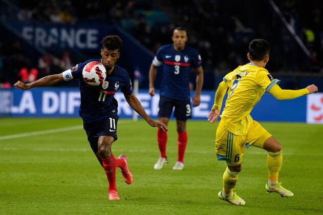 Kingsley Coman ( 11 - France ) - M. Taykenov ( 6 - Kazakhstan ) - FOOTBALL : France vs Kazakhstan - Qualification coupe du monde - Paris - 13 11 2021 FedericoPestellini Panoramic 