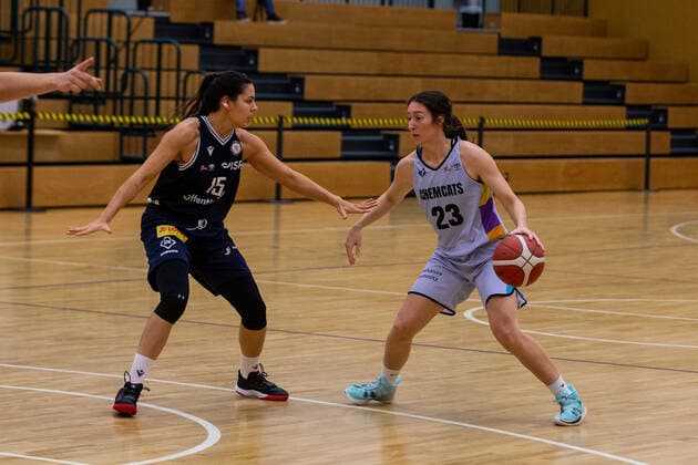 13.11.2021, 2. Toyota Damen Basketball Bundesliga Nord, DBBL, Saison 2021 2022, Damen, Chemcats Chemnitz - Eintracht Braunschweig Courtney Michele Strait, ChemCats Chemnitz, Arianna Zampieri, Eintracht Braunschweig