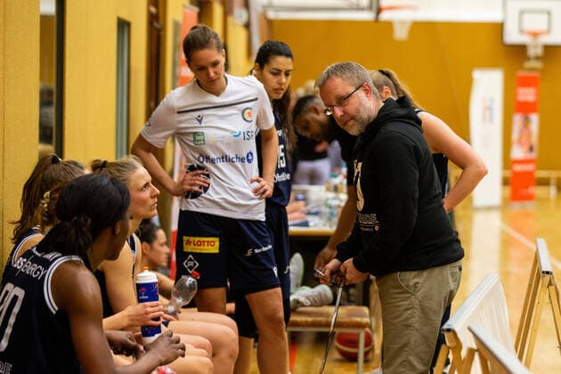 13.11.2021, 2. Toyota Damen Basketball Bundesliga Nord, DBBL, Saison 2021 2022, Damen, Chemcats Chemnitz - Eintracht Braunschweig Christian Steinwerth (Coach), Eintracht Braunschweig