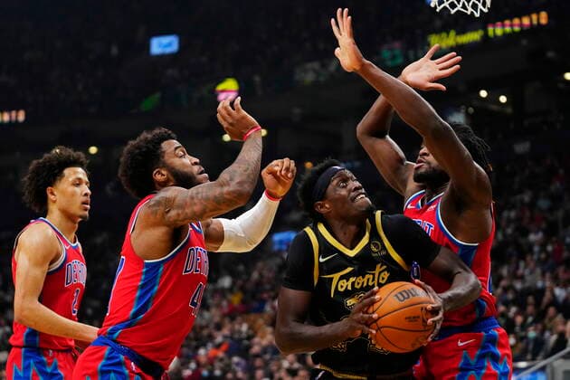 November 13, 2021, Toronto, ON, Canada: Toronto Raptors forward Pascal Siakam (43) drives between Detroit Pistons forward Saddiq Bey (41) and Pistons centre Isaiah Stewart (28) during first half NBA, Basketball Herren, USA basketball action in Toronto on Saturday, November 13, 2021. Canada News - November 13, 2021  - ZUMAc35_ 20211113_zaf_c35_052 Copyright: xFrankxGunnx
