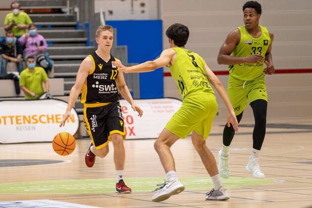 Aatu Kivimaeki (Tigers Tuebingen, 12) Tim Martinez (Ehingen Urspring, 03) Shane Osayande (Ehingen Urspring, 33), Ehingen Urspring vs. Tigers Tübingen, Basketball, 2. Bundesliga, ProA, Barmer 2 Basketball, Spieltag 10, Spielzeit 2021 2022, 13.11.2021 Ehingen Urspring vs. Tigers Tübingen, Basketball, 2. Bundesliga, ProA, Barmer 2 Basketball, Spieltag 10, Spielzeit 2021 2022, 13.11.2021 Ehingen Copyright: xEibner-Pressefotox EP_ABF