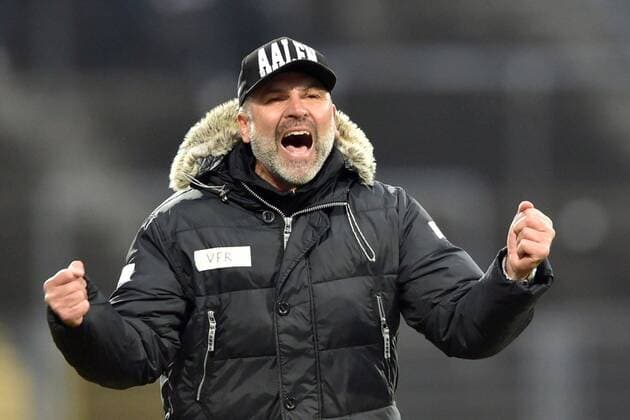 Jubel, Freude nach dem Sieg; Uwe Wolf (Trainer VfR Aalen), KSV Hessen Kassel vs VfR Aalen, Fussball, Regionalliga Suedwest,--- 13.11.2021, Fussball - KSV Hessen Kassel vs VfR Aalen, 13.11.2021 Kassel Copyright: xRolandxSippelx-xEibner-Pressefotox