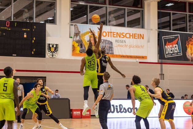 Shane Osayande (Ehingen Urpring, 33) Bakary Diba (Tigers Tuebingen, 44) Ehingen Urspring vs. Tigers Tuebingen, 2. Basketball Bundesliga, Pro A, Barmer 2 Basketball, 10. Spieltag , Spielzeit 2021 2022, 13.11.2021 Ehingen Urspring vs. Tigers Tuebingen, 2. Basketball Bundesliga, Pro A, Barmer 2 Basketball, 10. Spieltag, Spielzeit 2021 2022, 13.11.2021 Ehingen (Donau) Copyright: xNinaxSanderx xEibnerxPressefotox EP_NSR
