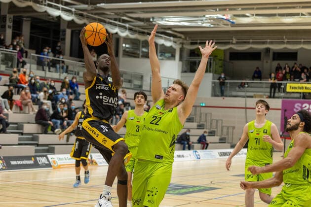 Bakary Diba (Tigers Tuebingen, 44) Kevin Strangmeyer (Ehingen Urspring, 22) Ehingen Urspring vs. Tigers Tuebingen, 2. Basketball Bundesliga, Pro A, Barmer 2 Basketball, 10. Spieltag , Spielzeit 2021 2022, 13.11.2021 Ehingen Urspring vs. Tigers Tuebingen, 2. Basketball Bundesliga, Pro A, Barmer 2 Basketball, 10. Spieltag, Spielzeit 2021 2022, 13.11.2021 Ehingen (Donau) Copyright: xNinaxSanderx xEibnerxPressefotox EP_NSR