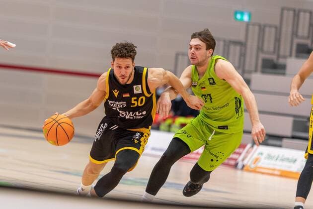 Joanic Gruetner Bacoul (TIgers Tuebingen, 50) Jakob Hanzalek (Ehingen Urspring, 77) Ehingen Urspring vs. Tigers Tuebingen, 2. Basketball Bundesliga, Pro A, Barmer 2 Basketball, 10. Spieltag , Spielzeit 2021 2022, 13.11.2021 Ehingen Urspring vs. Tigers Tuebingen, 2. Basketball Bundesliga, Pro A, Barmer 2 Basketball, 10. Spieltag, Spielzeit 2021 2022, 13.11.2021 Ehingen (Donau) Copyright: xNinaxSanderx xEibnerxPressefotox EP_NSR