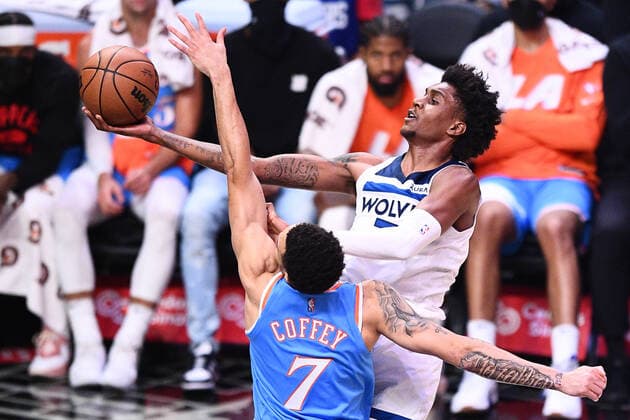 Sport Bilder des Tages LOS ANGELES, CA - NOVEMBER 13: Minnesota Timberwolves Forward Jaden McDaniels (3) shoots over Los Angeles Clippers Forward Amir Coffey (7) during a NBA, Basketball Herren, USA game between the Minnesota Timberwolves and the Los Angeles Clippers on November 13, 2021 at STAPLES Center in Los Angeles, CA. (Photo by Brian Rothmuller Icon Sportswire) NBA: NOV 13 Timberwolves at Clippers Icon211113019