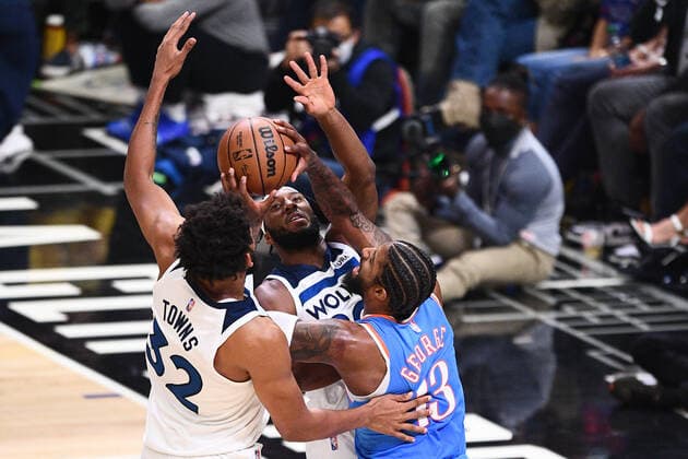 LOS ANGELES, CA - NOVEMBER 13: Los Angeles Clippers Forward Paul George (13) is surrounded by Minnesota Timberwolves Center Karl-Anthony Towns (32) and Minnesota Timberwolves Forward Josh Okogie (20) during a NBA, Basketball Herren, USA game between the Minnesota Timberwolves and the Los Angeles Clippers on November 13, 2021 at STAPLES Center in Los Angeles, CA. (Photo by Brian Rothmuller Icon Sportswire) NBA: NOV 13 Timberwolves at Clippers Icon211113029
