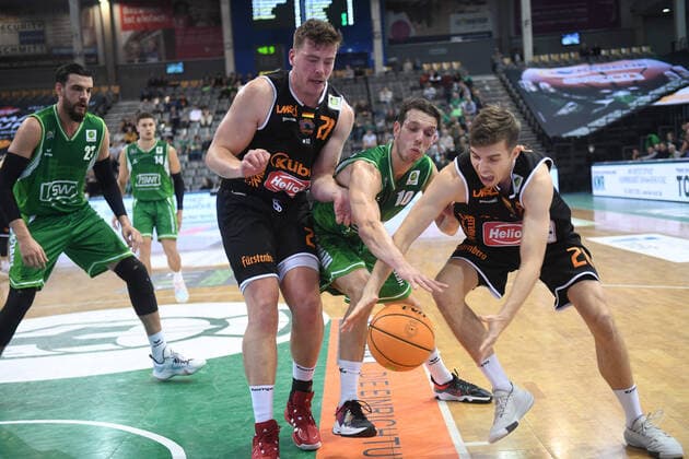 Isemann, Larysz, Gladiators Trier vs. Wiha Panthers Schwenningen, Basketball, 2. Bundesliga, Pro-A, Spielzeit 2021 2022, 13.11.2021, Gladiators Trier vs. Wiha Panthers Schwenningen, Basketball, 2. Bundesliga, Pro-A, Spielzeit 2021 2022, 13.11.2021 Trier Copyright: xEibner-Pressefotox EP_WSR