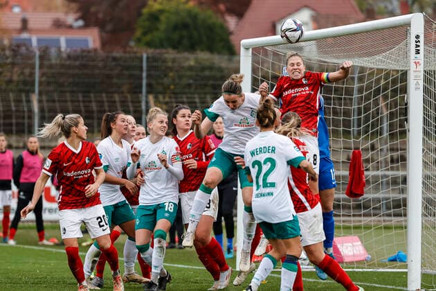 Sport Themen der Woche KW45 Sport Bilder des Tages Flyeralarm Frauen-Bundesliga 8.Spieltag - 21 22 - SC Freiburg vs. SV Werder Bremen - 14-11-2021 Katharina Schiechtl (Werder Bremen 9) und Rebecca Knaak (SC Freiburg 8) beim Kopfballduell, Flyeralarm Frauen-Bundesliga, SC Freiburg vs. SV Werder Bremen, am Sonntag, den 14. November 2021 Moeslestadion in Freiburg (Deutschland). *** Flyeralarm Frauen Bundesliga 8 Spieltag 21 22 SC Freiburg vs SV Werder Bremen 14 11 2021 Katharina Schiechtl Werder Bremen 9 and Rebecca Knaak SC Freiburg 8 in a header duel, Flyeralarm Frauen Bundesliga, SC Freiburg vs SV Werder Bremen, on Sunday 14 November 2021 Moeslestadion in Freiburg Germany Copyright: xBEAUTIFULxSPORTS G.xHubbsx