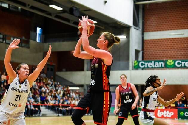 KORTRIJK, BELGIUM - NOVEMBER 14 : Emma Meesseman of Belgium battles for the ball with Svenja Brunckhorst of Germany during the FIBA Women s EuroBasket 2023 Qualifiers match between Belgium and Germany on November 14, 2021 in Kortrijk, Belgium, 14 11 2021 ( Belgium v Germany - FIBA Women s EuroBasket 2023 Qualifiers PhotoNews Panoramic 