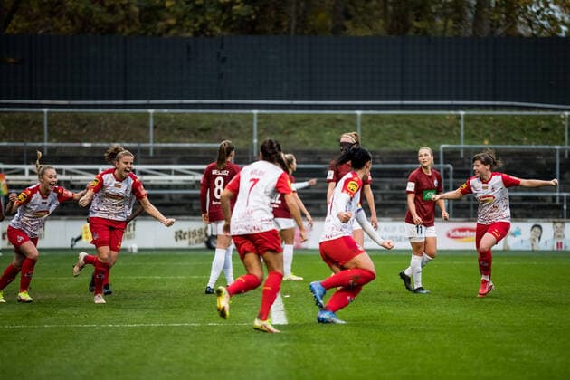 FLYERALARM Frauen Fussball Bundesliga, 1. FC Koeln - 1. FFC Turbine Potsdam; 14.11.2021 Die Frauen des 1. FC Koeln bejubeln das 1:0 durch Myrthe Moorrees ( 6, 1. FC Koeln) FLYERALARM Frauen Fussball Bundesliga, 1. FC Koeln - 1. FFC Turbine Potsdam, Koeln, Geissbockheim DFL REGULATIONS PROHIBIT ANY USE OF PHOTOGRAPHS AS IMAGE SEQUENCES AND OR QUASI-VIDEO. Copyright: xBEAUTIFULxSPORTS Wunderlx