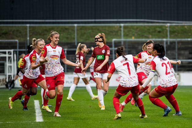 FLYERALARM Frauen Fussball Bundesliga, 1. FC Koeln - 1. FFC Turbine Potsdam; 14.11.2021 Die Frauen des 1. FC Koeln bejubeln das 1:0 durch Myrthe Moorrees ( 6, 1. FC Koeln) FLYERALARM Frauen Fussball Bundesliga, 1. FC Koeln - 1. FFC Turbine Potsdam, Koeln, Geissbockheim DFL REGULATIONS PROHIBIT ANY USE OF PHOTOGRAPHS AS IMAGE SEQUENCES AND OR QUASI-VIDEO. Copyright: xBEAUTIFULxSPORTS Wunderlx