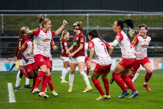 FLYERALARM Frauen Fussball Bundesliga, 1. FC Koeln - 1. FFC Turbine Potsdam; 14.11.2021 Die Frauen des 1. FC Koeln bejubeln das 1:0 durch Myrthe Moorrees ( 6, 1. FC Koeln) FLYERALARM Frauen Fussball Bundesliga, 1. FC Koeln - 1. FFC Turbine Potsdam, Koeln, Geissbockheim DFL REGULATIONS PROHIBIT ANY USE OF PHOTOGRAPHS AS IMAGE SEQUENCES AND OR QUASI-VIDEO. Copyright: xBEAUTIFULxSPORTS Wunderlx