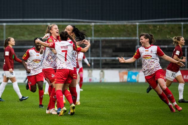 FLYERALARM Frauen Fussball Bundesliga, 1. FC Koeln - 1. FFC Turbine Potsdam; 14.11.2021 Die Frauen des 1. FC Koeln bejubeln das 1:0 durch Myrthe Moorrees ( 6, 1. FC Koeln) FLYERALARM Frauen Fussball Bundesliga, 1. FC Koeln - 1. FFC Turbine Potsdam, Koeln, Geissbockheim DFL REGULATIONS PROHIBIT ANY USE OF PHOTOGRAPHS AS IMAGE SEQUENCES AND OR QUASI-VIDEO. Copyright: xBEAUTIFULxSPORTS Wunderlx