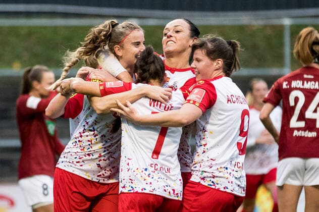 FLYERALARM Frauen Fussball Bundesliga, 1. FC Koeln - 1. FFC Turbine Potsdam; 14.11.2021 Die Frauen des 1. FC Koeln bejubeln das 1:0 durch Myrthe Moorrees ( 6, 1. FC Koeln) FLYERALARM Frauen Fussball Bundesliga, 1. FC Koeln - 1. FFC Turbine Potsdam, Koeln, Geissbockheim DFL REGULATIONS PROHIBIT ANY USE OF PHOTOGRAPHS AS IMAGE SEQUENCES AND OR QUASI-VIDEO. Copyright: xBEAUTIFULxSPORTS Wunderlx