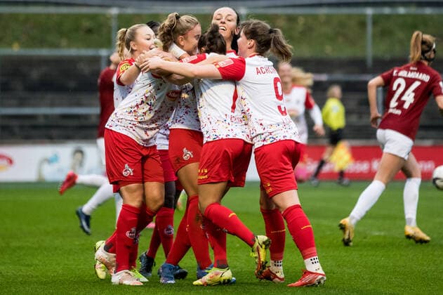 FLYERALARM Frauen Fussball Bundesliga, 1. FC Koeln - 1. FFC Turbine Potsdam; 14.11.2021 Die Frauen des 1. FC Koeln bejubeln das 1:0 durch Myrthe Moorrees ( 6, 1. FC Koeln) FLYERALARM Frauen Fussball Bundesliga, 1. FC Koeln - 1. FFC Turbine Potsdam, Koeln, Geissbockheim DFL REGULATIONS PROHIBIT ANY USE OF PHOTOGRAPHS AS IMAGE SEQUENCES AND OR QUASI-VIDEO. Copyright: xBEAUTIFULxSPORTS Wunderlx