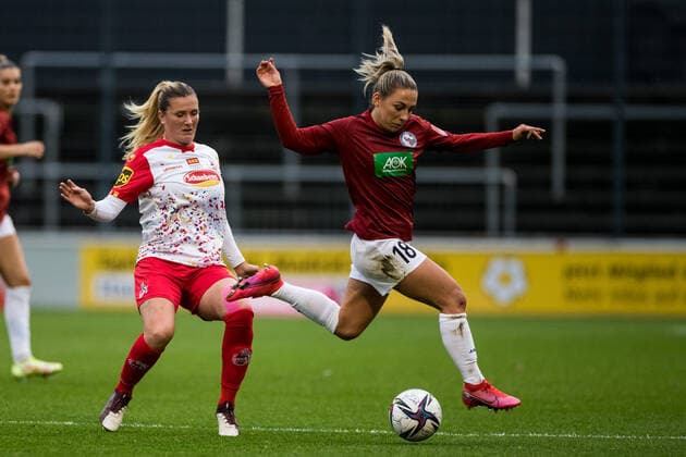 FLYERALARM Frauen Fussball Bundesliga, 1. FC Koeln - 1. FFC Turbine Potsdam; 14.11.2021 Rachel Rinast ( 31, 1. FC Koeln), Gina Chmielinski ( 18, 1. FFC Turbine Potsdam) FLYERALARM Frauen Fussball Bundesliga, 1. FC Koeln - 1. FFC Turbine Potsdam, Koeln, Geissbockheim DFL REGULATIONS PROHIBIT ANY USE OF PHOTOGRAPHS AS IMAGE SEQUENCES AND OR QUASI-VIDEO. Copyright: xBEAUTIFULxSPORTS Wunderlx
