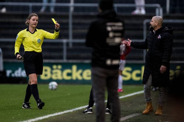 FLYERALARM Frauen Fussball Bundesliga, 1. FC Koeln - 1. FFC Turbine Potsdam; 14.11.2021 Gelb fuer Sascha Glass (Trainer 1. FC Koeln) FLYERALARM Frauen Fussball Bundesliga, 1. FC Koeln - 1. FFC Turbine Potsdam, Koeln, Geissbockheim DFL REGULATIONS PROHIBIT ANY USE OF PHOTOGRAPHS AS IMAGE SEQUENCES AND OR QUASI-VIDEO. Copyright: xBEAUTIFULxSPORTS Wunderlx