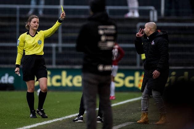 FLYERALARM Frauen Fussball Bundesliga, 1. FC Koeln - 1. FFC Turbine Potsdam; 14.11.2021 Gelb fuer Sascha Glass (Trainer 1. FC Koeln) FLYERALARM Frauen Fussball Bundesliga, 1. FC Koeln - 1. FFC Turbine Potsdam, Koeln, Geissbockheim DFL REGULATIONS PROHIBIT ANY USE OF PHOTOGRAPHS AS IMAGE SEQUENCES AND OR QUASI-VIDEO. Copyright: xBEAUTIFULxSPORTS Wunderlx
