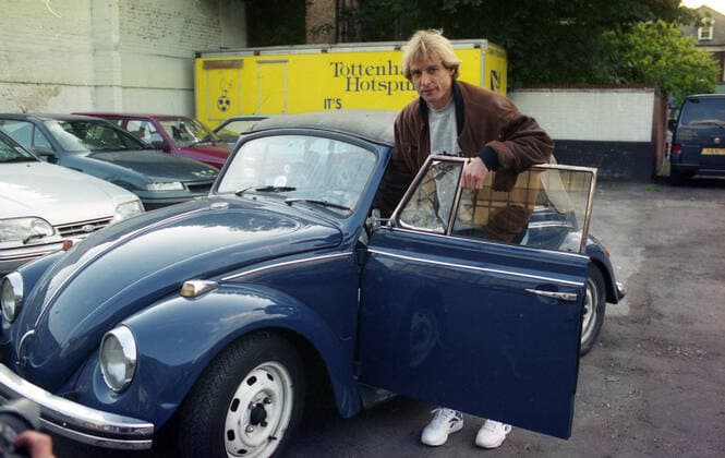 01.08.94 Tottenham Hotspurs Jürgen Klinsmann England, London, 01.08.1994, Fussball, Premier League, Tottenham Hotspurs: Jürgen Klinsmann mit seinem VW Käfer Cabrio. *** 01 08 94 Tottenham Hotspurs Jürgen Klinsmann England, London, 01 08 1994, Football, Premier League, Tottenham Hotspurs Jürgen Klinsmann with his VW Beetle Convertible