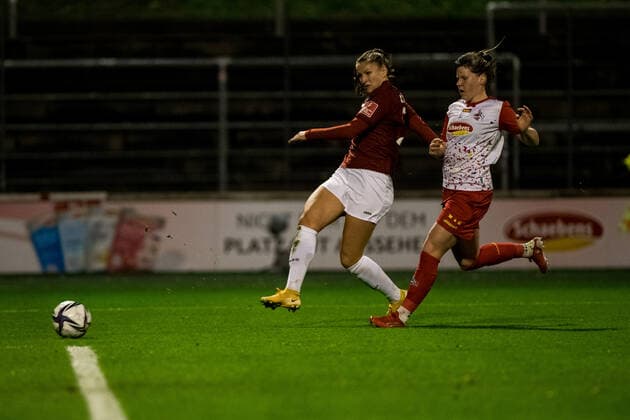 FLYERALARM Frauen Fussball Bundesliga, 1. FC Koeln - 1. FFC Turbine Potsdam; 14.11.2021 Melissa Koessler ( 25, 1. FFC Turbine Potsdam), Weronika Zaistowska ( 24, 1. FC Koeln) FLYERALARM Frauen Fussball Bundesliga, 1. FC Koeln - 1. FFC Turbine Potsdam, Koeln, Geissbockheim DFL REGULATIONS PROHIBIT ANY USE OF PHOTOGRAPHS AS IMAGE SEQUENCES AND OR QUASI-VIDEO. Copyright: xBEAUTIFULxSPORTS Wunderlx