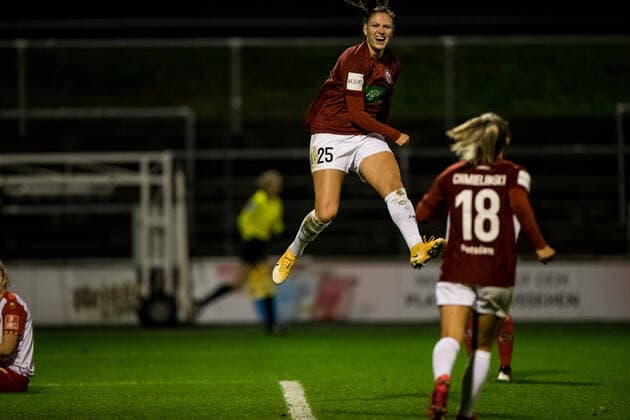 FLYERALARM Frauen Fussball Bundesliga, 1. FC Koeln - 1. FFC Turbine Potsdam; 14.11.2021 Jubel bei 1. FFC Turbine Potsdam nach dem 1:2 Treffer durch Melissa Koessler ( 25, 1. FFC Turbine Potsdam) FLYERALARM Frauen Fussball Bundesliga, 1. FC Koeln - 1. FFC Turbine Potsdam, Koeln, Geissbockheim DFL REGULATIONS PROHIBIT ANY USE OF PHOTOGRAPHS AS IMAGE SEQUENCES AND OR QUASI-VIDEO. Copyright: xBEAUTIFULxSPORTS Wunderlx