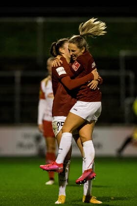 FLYERALARM Frauen Fussball Bundesliga, 1. FC Koeln - 1. FFC Turbine Potsdam; 14.11.2021 Jubel bei 1. FFC Turbine Potsdam nach dem 1:2 Treffer durch Melissa Koessler ( 25, 1. FFC Turbine Potsdam) FLYERALARM Frauen Fussball Bundesliga, 1. FC Koeln - 1. FFC Turbine Potsdam, Koeln, Geissbockheim DFL REGULATIONS PROHIBIT ANY USE OF PHOTOGRAPHS AS IMAGE SEQUENCES AND OR QUASI-VIDEO. Copyright: xBEAUTIFULxSPORTS Wunderlx