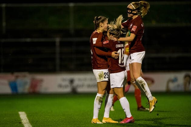 FLYERALARM Frauen Fussball Bundesliga, 1. FC Koeln - 1. FFC Turbine Potsdam; 14.11.2021 Jubel bei 1. FFC Turbine Potsdam nach dem 1:2 Treffer durch Melissa Koessler ( 25, 1. FFC Turbine Potsdam) FLYERALARM Frauen Fussball Bundesliga, 1. FC Koeln - 1. FFC Turbine Potsdam, Koeln, Geissbockheim DFL REGULATIONS PROHIBIT ANY USE OF PHOTOGRAPHS AS IMAGE SEQUENCES AND OR QUASI-VIDEO. Copyright: xBEAUTIFULxSPORTS Wunderlx