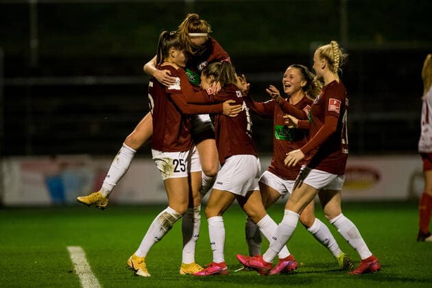 FLYERALARM Frauen Fussball Bundesliga, 1. FC Koeln - 1. FFC Turbine Potsdam; 14.11.2021 Jubel bei 1. FFC Turbine Potsdam nach dem 1:2 Treffer durch Melissa Koessler ( 25, 1. FFC Turbine Potsdam) FLYERALARM Frauen Fussball Bundesliga, 1. FC Koeln - 1. FFC Turbine Potsdam, Koeln, Geissbockheim DFL REGULATIONS PROHIBIT ANY USE OF PHOTOGRAPHS AS IMAGE SEQUENCES AND OR QUASI-VIDEO. Copyright: xBEAUTIFULxSPORTS Wunderlx