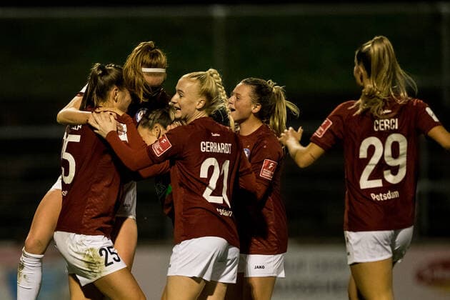 FLYERALARM Frauen Fussball Bundesliga, 1. FC Koeln - 1. FFC Turbine Potsdam; 14.11.2021 Jubel bei 1. FFC Turbine Potsdam nach dem 1:2 Treffer durch Melissa Koessler ( 25, 1. FFC Turbine Potsdam) FLYERALARM Frauen Fussball Bundesliga, 1. FC Koeln - 1. FFC Turbine Potsdam, Koeln, Geissbockheim DFL REGULATIONS PROHIBIT ANY USE OF PHOTOGRAPHS AS IMAGE SEQUENCES AND OR QUASI-VIDEO. Copyright: xBEAUTIFULxSPORTS Wunderlx