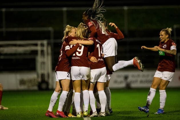 FLYERALARM Frauen Fussball Bundesliga, 1. FC Koeln - 1. FFC Turbine Potsdam; 14.11.2021 Jubel bei 1. FFC Turbine Potsdam nach dem 1:2 Treffer durch Melissa Koessler ( 25, 1. FFC Turbine Potsdam) FLYERALARM Frauen Fussball Bundesliga, 1. FC Koeln - 1. FFC Turbine Potsdam, Koeln, Geissbockheim DFL REGULATIONS PROHIBIT ANY USE OF PHOTOGRAPHS AS IMAGE SEQUENCES AND OR QUASI-VIDEO. Copyright: xBEAUTIFULxSPORTS Wunderlx