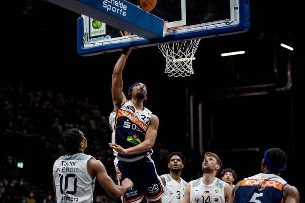 14.11.2021 - Basketball - Saison 2021 2022 - 2. Bundesliga Pro-A - 10. Spieltag: Nürnberg Falcons Basketball Club NBC - Rostock Seawolves - ThHa - Evan Derek Taylor (10, Nürnberg Falcons BC NBC ) Nijal Eman Pearson (22, Rostock Seawolves )