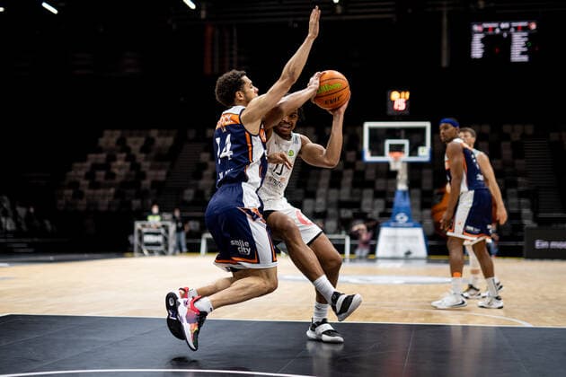 14.11.2021 - Basketball - Saison 2021 2022 - 2. Bundesliga Pro-A - 10. Spieltag: Nürnberg Falcons Basketball Club NBC - Rostock Seawolves - ThHa - Jordan Jamal Roland (14, Rostock Seawolves ) Evan Derek Taylor (10, Nürnberg Falcons BC NBC )