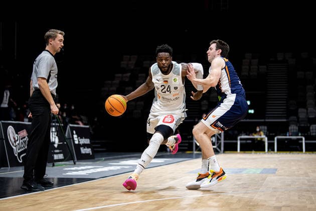 14.11.2021 - Basketball - Saison 2021 2022 - 2. Bundesliga Pro-A - 10. Spieltag: Nürnberg Falcons Basketball Club NBC - Rostock Seawolves - ThHa - Roland L Amour Nyama (24, Nürnberg Falcons BC NBC ) Stefan Ilzhöfer Ilzhoefer (12, Rostock Seawolves ) ??