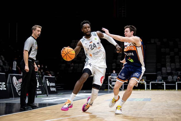 14.11.2021 - Basketball - Saison 2021 2022 - 2. Bundesliga Pro-A - 10. Spieltag: Nürnberg Falcons Basketball Club NBC - Rostock Seawolves - ThHa - Roland L Amour Nyama (24, Nürnberg Falcons BC NBC ) Stefan Ilzhöfer Ilzhoefer (12, Rostock Seawolves ) ??