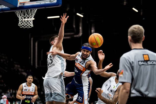 14.11.2021 - Basketball - Saison 2021 2022 - 2. Bundesliga Pro-A - 10. Spieltag: Nürnberg Falcons Basketball Club NBC - Rostock Seawolves - ThHa - Jonathan Maier (13, Nürnberg Falcons BC NBC ) Nijal Eman Pearson (22, Rostock Seawolves )