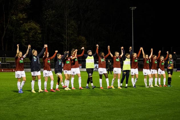 FLYERALARM Frauen Fussball Bundesliga, 1. FC Koeln - 1. FFC Turbine Potsdam; 14.11.2021 Die Spielerinnen des 1. FFC Turbine Potsdam bedanken sich bei den mitgereisten Fans nach dem Sieg FLYERALARM Frauen Fussball Bundesliga, 1. FC Koeln - 1. FFC Turbine Potsdam, Koeln, Geissbockheim DFL REGULATIONS PROHIBIT ANY USE OF PHOTOGRAPHS AS IMAGE SEQUENCES AND OR QUASI-VIDEO. Copyright: xBEAUTIFULxSPORTS Wunderlx