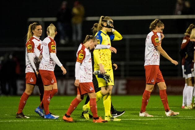 FLYERALARM Frauen Fussball Bundesliga, 1. FC Koeln - 1. FFC Turbine Potsdam; 14.11.2021 Niedergeschlagene Gesichter bei den Frauen des 1. FC Koeln nach der Niederlage FLYERALARM Frauen Fussball Bundesliga, 1. FC Koeln - 1. FFC Turbine Potsdam, Koeln, Geissbockheim DFL REGULATIONS PROHIBIT ANY USE OF PHOTOGRAPHS AS IMAGE SEQUENCES AND OR QUASI-VIDEO. Copyright: xBEAUTIFULxSPORTS Wunderlx