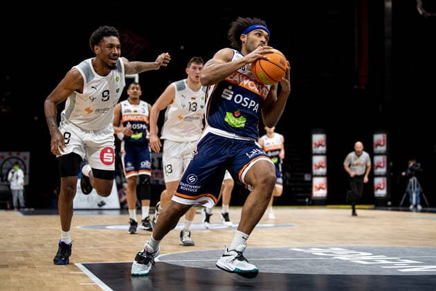 14.11.2021 - Basketball - Saison 2021 2022 - 2. Bundesliga Pro-A - 10. Spieltag: Nürnberg Falcons Basketball Club NBC - Rostock Seawolves - ThHa - Robert Albert Montgomery Jr. (0, Rostock Seawolves ) Josh Price (9, Nürnberg Falcons BC NBC )