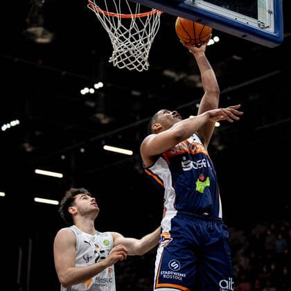 14.11.2021 - Basketball - Saison 2021 2022 - 2. Bundesliga Pro-A - 10. Spieltag: Nürnberg Falcons Basketball Club NBC - Rostock Seawolves - ThHa - Jose Gabriel De Oliveira Neto (3, Rostock Seawolves ) Tim Köpple Koepple (25, Nürnberg Falcons BC NBC )