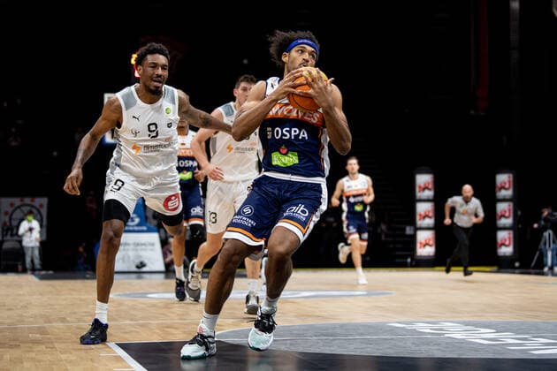 14.11.2021 - Basketball - Saison 2021 2022 - 2. Bundesliga Pro-A - 10. Spieltag: Nürnberg Falcons Basketball Club NBC - Rostock Seawolves - ThHa - Robert Albert Montgomery Jr. (0, Rostock Seawolves ) Josh Price (9, Nürnberg Falcons BC NBC )