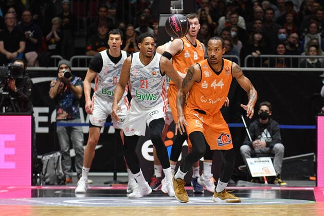 Darion Atkins (Niners Chemnitz) re. und Augustine Rubit (FC Bayern Muenchen Basketball) li., Niners Chemnitz vs. FC Bayern Muenchen, 14.11.2021, BBL Pokal, Viertelfinale, GER, Saison 2021 2022 Niners Chemnitz vs. FC Bayern Muenchen, 14.11.2021, BBL Pokal, Viertelfinale, GER, Saison 2021 2022 Chemnitz Copyright: xBertxHarzer xEibner-xPressefotox