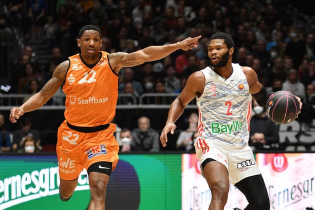 Corey Walden (FC Bayern Muenchen Basketball) re. und Gerald Robinson (Niners Chemnitz) li., Niners Chemnitz vs. FC Bayern Muenchen, 14.11.2021, BBL Pokal, Viertelfinale, GER, Saison 2021 2022 Niners Chemnitz vs. FC Bayern Muenchen, 14.11.2021, BBL Pokal, Viertelfinale, GER, Saison 2021 2022 Chemnitz Copyright: xBertxHarzer xEibner-xPressefotox